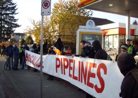 A 30 foot long banner reading "Blockade Pipelines"