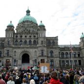 Hundreds attended the rally against pipelines and tankers. Victoria, April 15, 2012. Photo: Sandra Cuffe