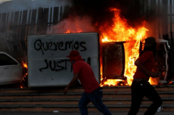 Youth lit 20 vehicles on fire yesterday in front of the main government buildings in Chilpancingo, Guerrero