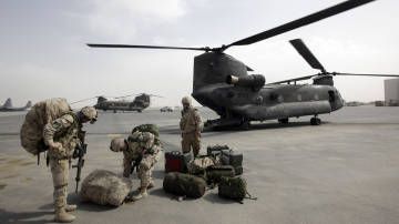Canadian chinook helicopters used in Marjah offensive (photo by Stefano Rellandin/Reuters)